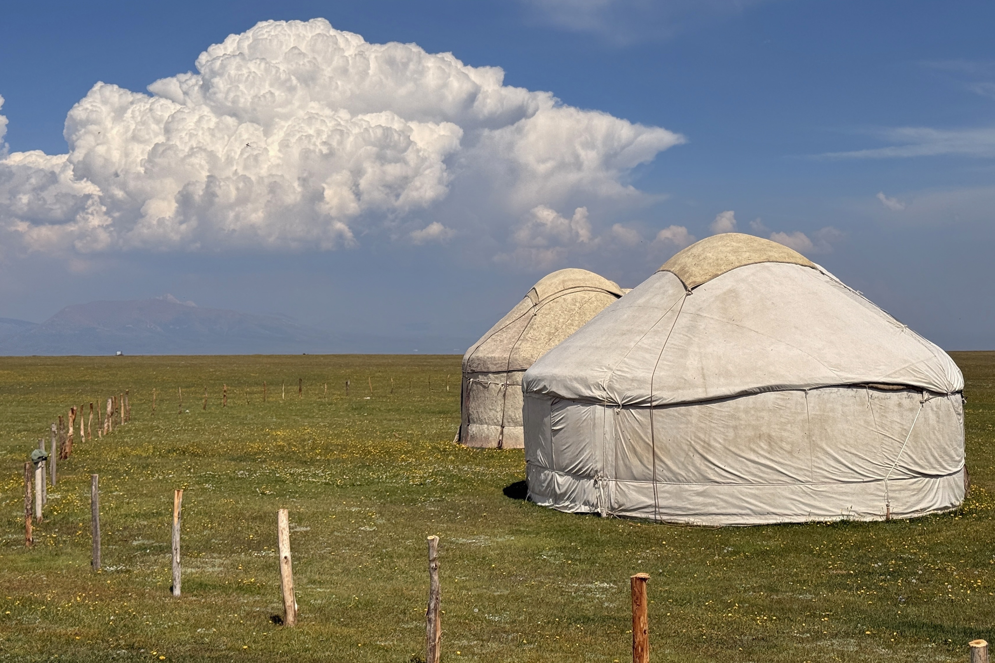 Yourte sous un énorme cumulonimbus au Kirghizistan